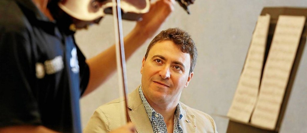 Maxim Vengerov fala sobre a essência da música, o papel educativo dela e conta como foi sua experiência com os jovens violinistas da orquestra de comunidade carioca